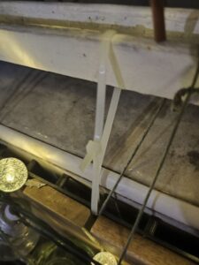 Закрепване на декинг към парапет със свински опашки без пробиване
